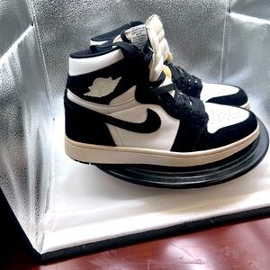 Nike Jordan 1 Retro High OG Twist Pony
2019 PANDA Black and white